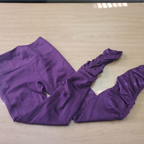 Fabletics purple ruched leggings - Picture 3 of 5